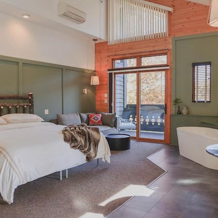 Outland Chalet & Suites Great Smoky Mountains Whittier 外观 照片