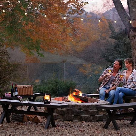 Outland Chalet & Suites Great Smoky Mountains Whittier 外观 照片