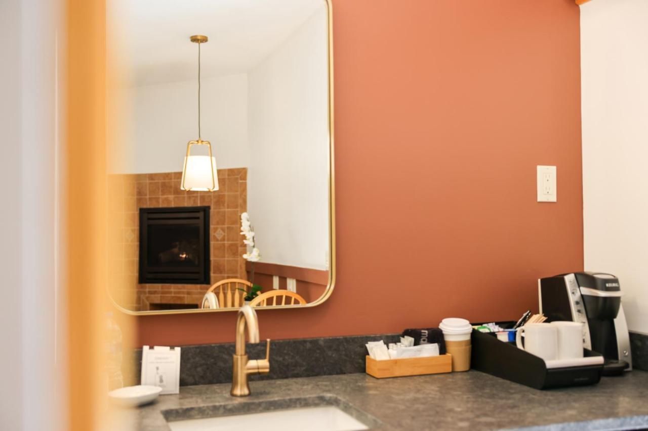 Outland Chalet & Suites Great Smoky Mountains Whittier 外观 照片