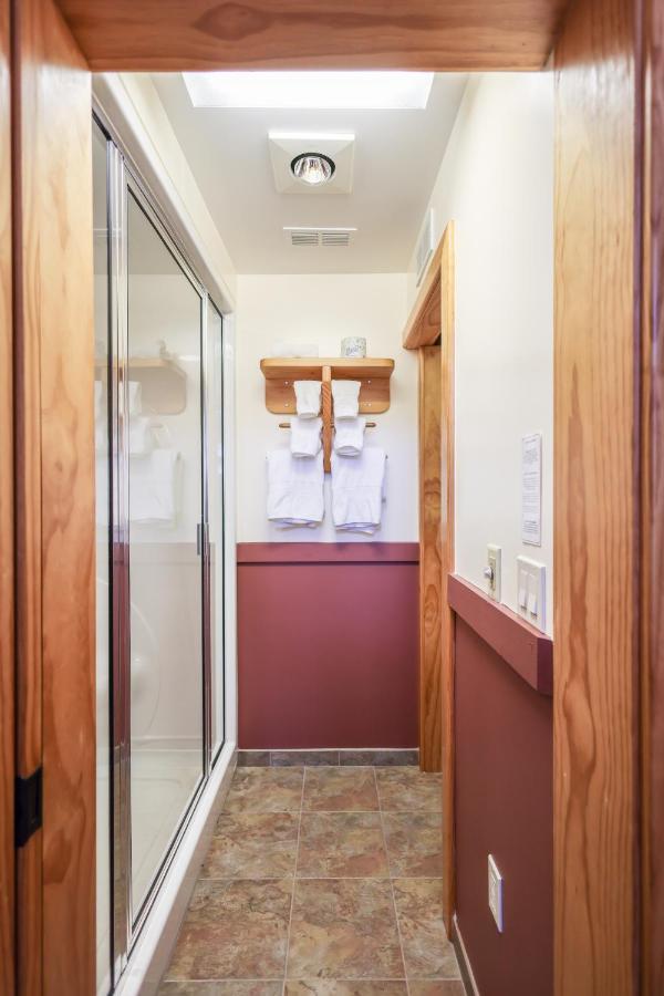 Outland Chalet & Suites Great Smoky Mountains Whittier 外观 照片