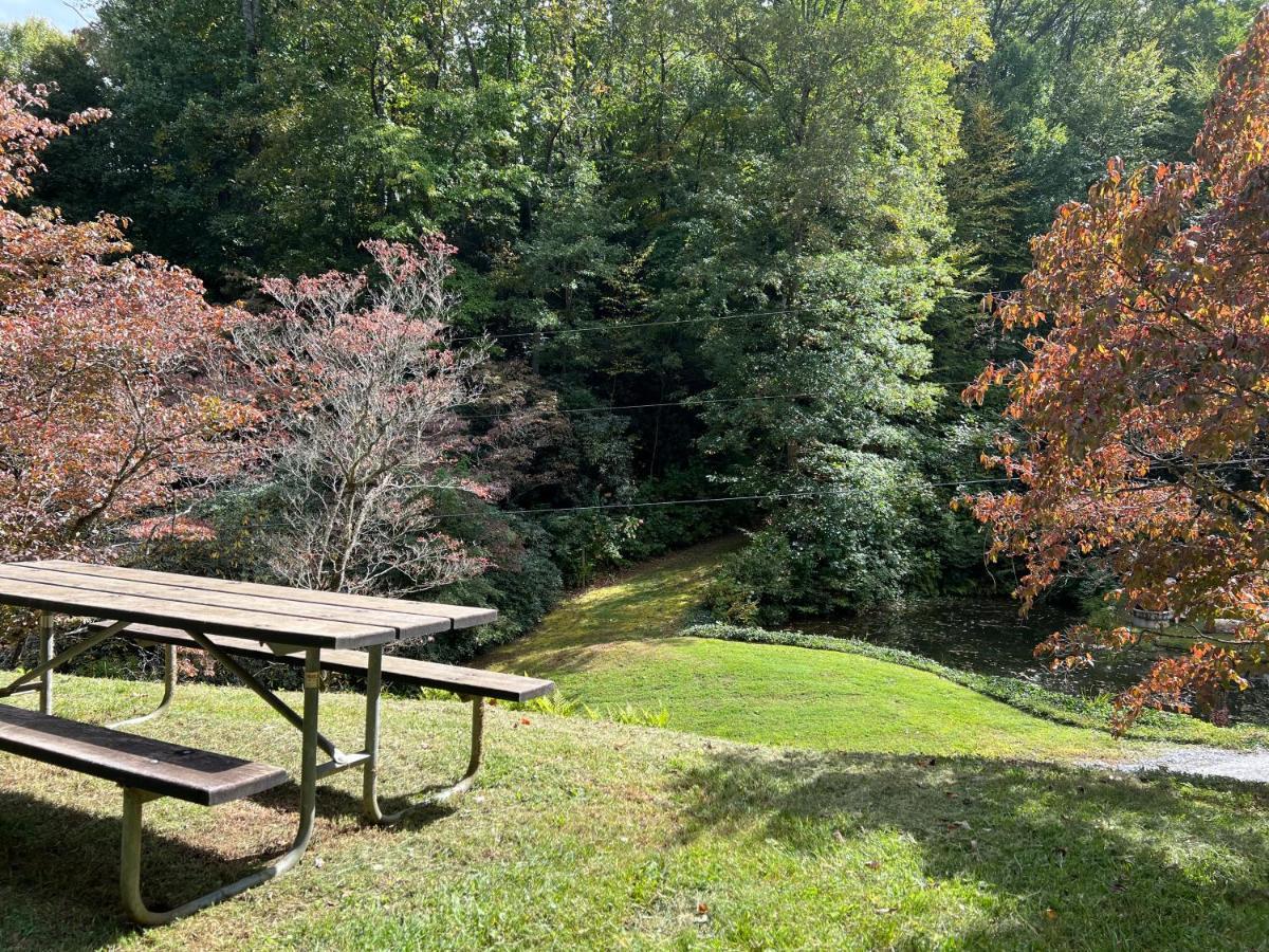 Outland Chalet & Suites Great Smoky Mountains Whittier 外观 照片