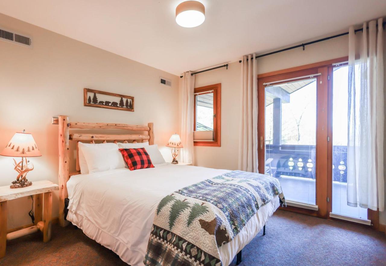 Outland Chalet & Suites Great Smoky Mountains Whittier 客房 照片