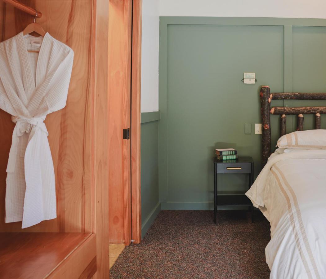 Outland Chalet & Suites Great Smoky Mountains Whittier 外观 照片