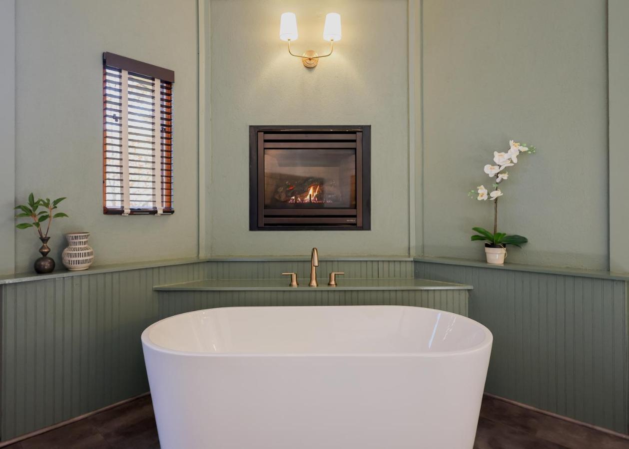 Outland Chalet & Suites Great Smoky Mountains Whittier 外观 照片