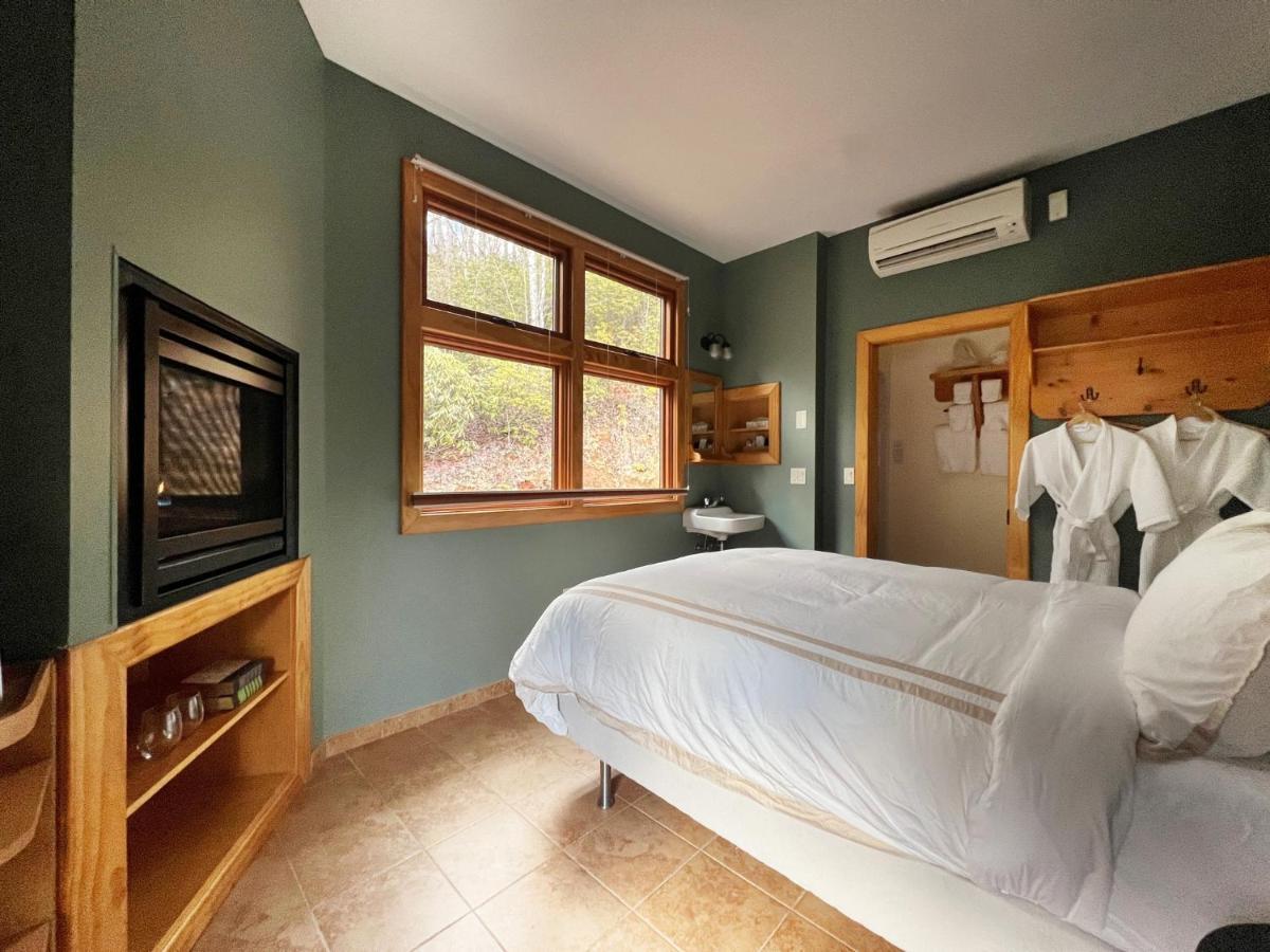Outland Chalet & Suites Great Smoky Mountains Whittier 客房 照片