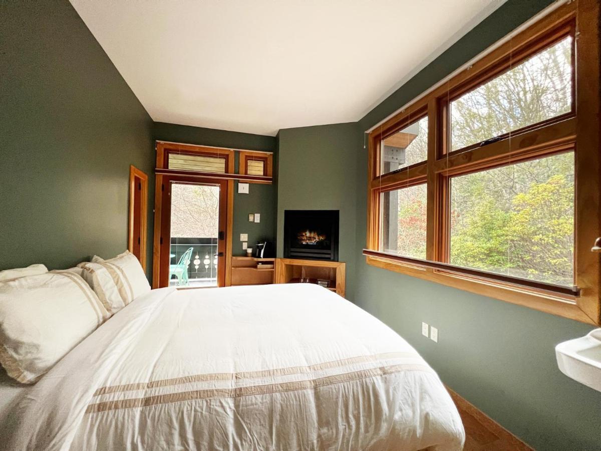 Outland Chalet & Suites Great Smoky Mountains Whittier 外观 照片
