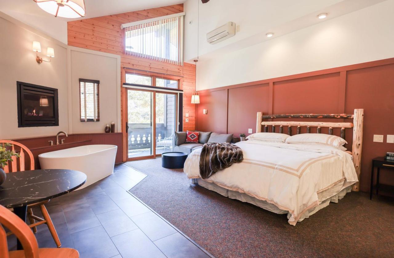 Outland Chalet & Suites Great Smoky Mountains Whittier 外观 照片