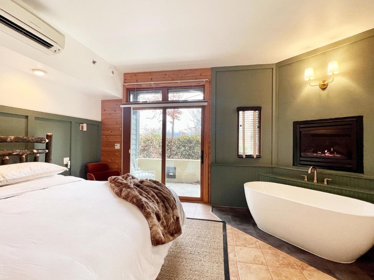 Outland Chalet & Suites Great Smoky Mountains Whittier 外观 照片