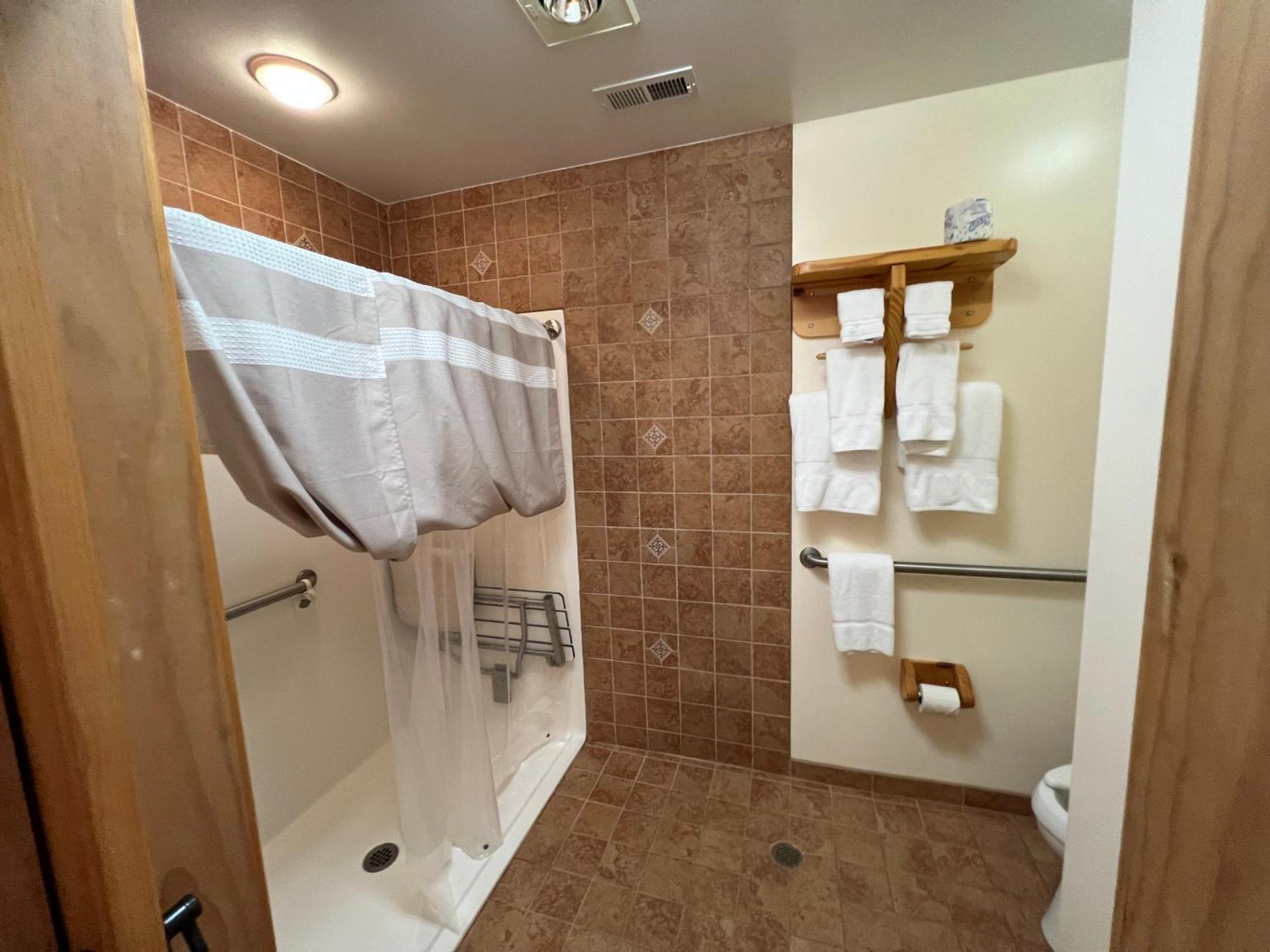 Outland Chalet & Suites Great Smoky Mountains Whittier 外观 照片